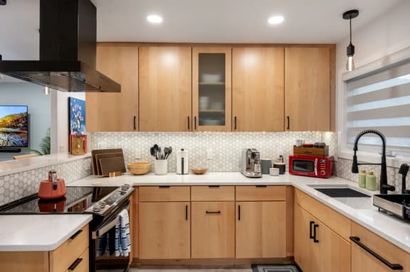 Juneau Luxury Modern 3BR | Downtown Douglas | Family Friendly - Image 1
